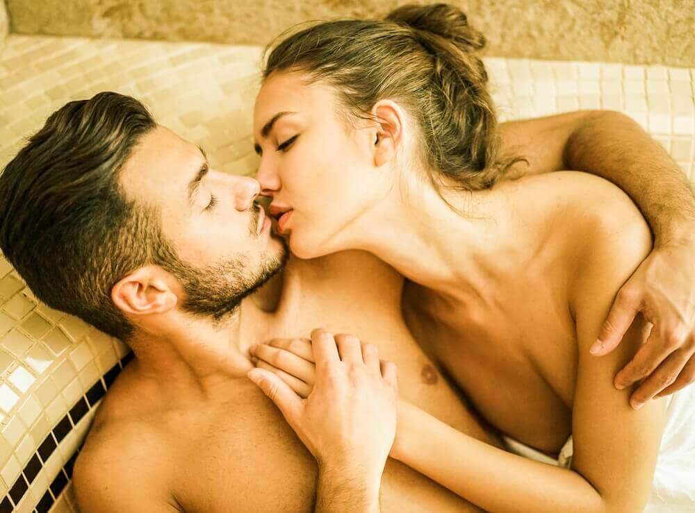 перш ніж займатися сексом у воді, треба надіти презерватив