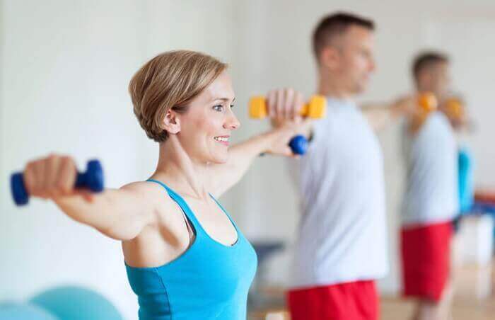 підйоми рук із гантелями допоможуть зменшити жир під руками