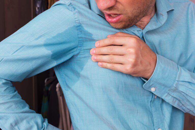 5 способів вивести плями поту з одягу