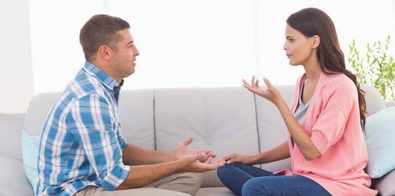 чоловік та жінка розмовляють