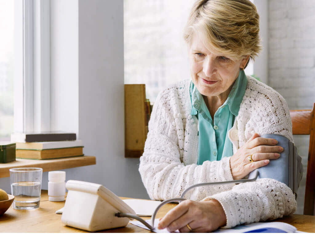 зберігати спокій під час вимірювання кров'яного тиску