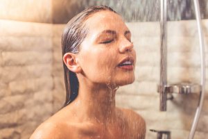 7 переваг ранкового холодного душу