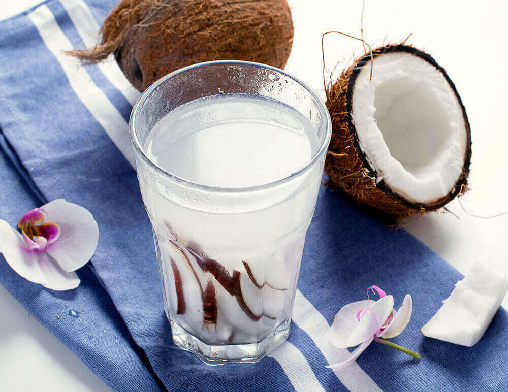натуральні проносні засоби від закрепу - кокосова вода