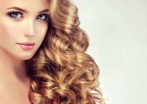 які зачіски для кучерявого волосся