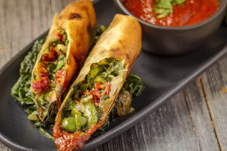 шпинатні роли з овочами