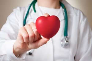 Серцевий напад у жінок та чоловіків відбувається по-різному