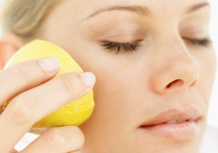 використання лимонів для профілактики зморшок