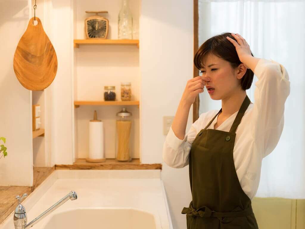 Поради для видалення запаху з кухні та ванної кімнати