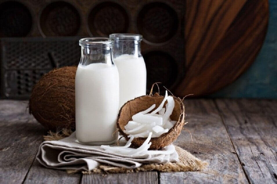 вітамін Е та кокосове молоко, щоб зробити брови товщими