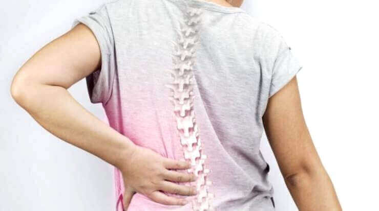 сколіоз є причиною болю в спині