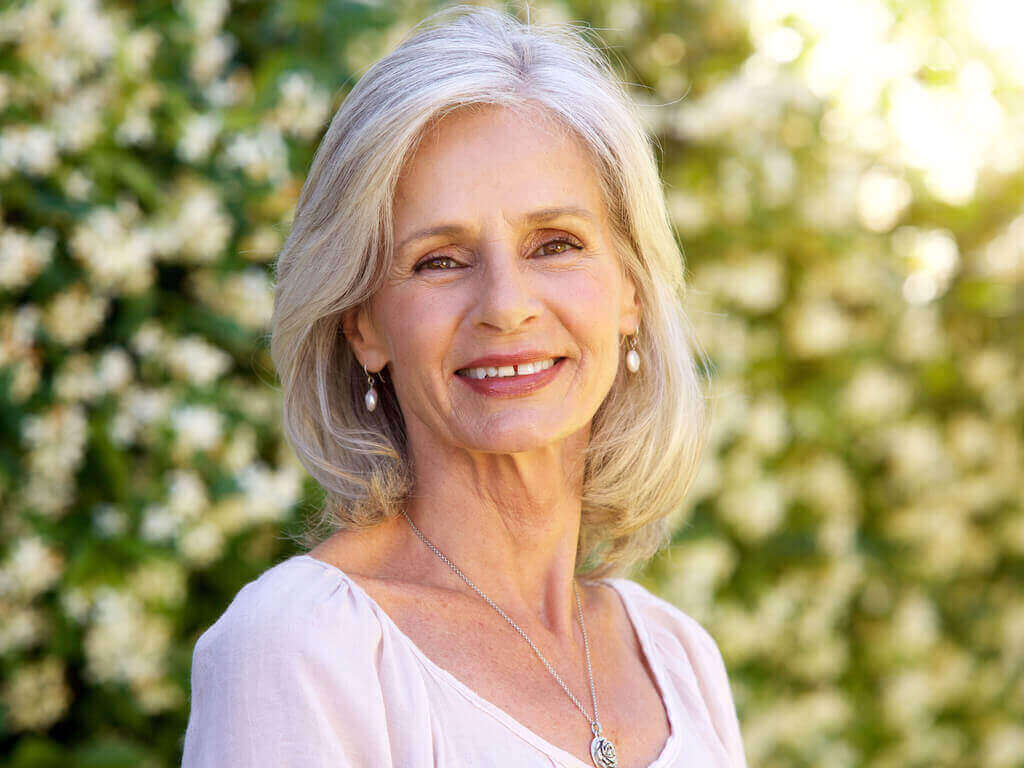 жінка похилого віку посміхається