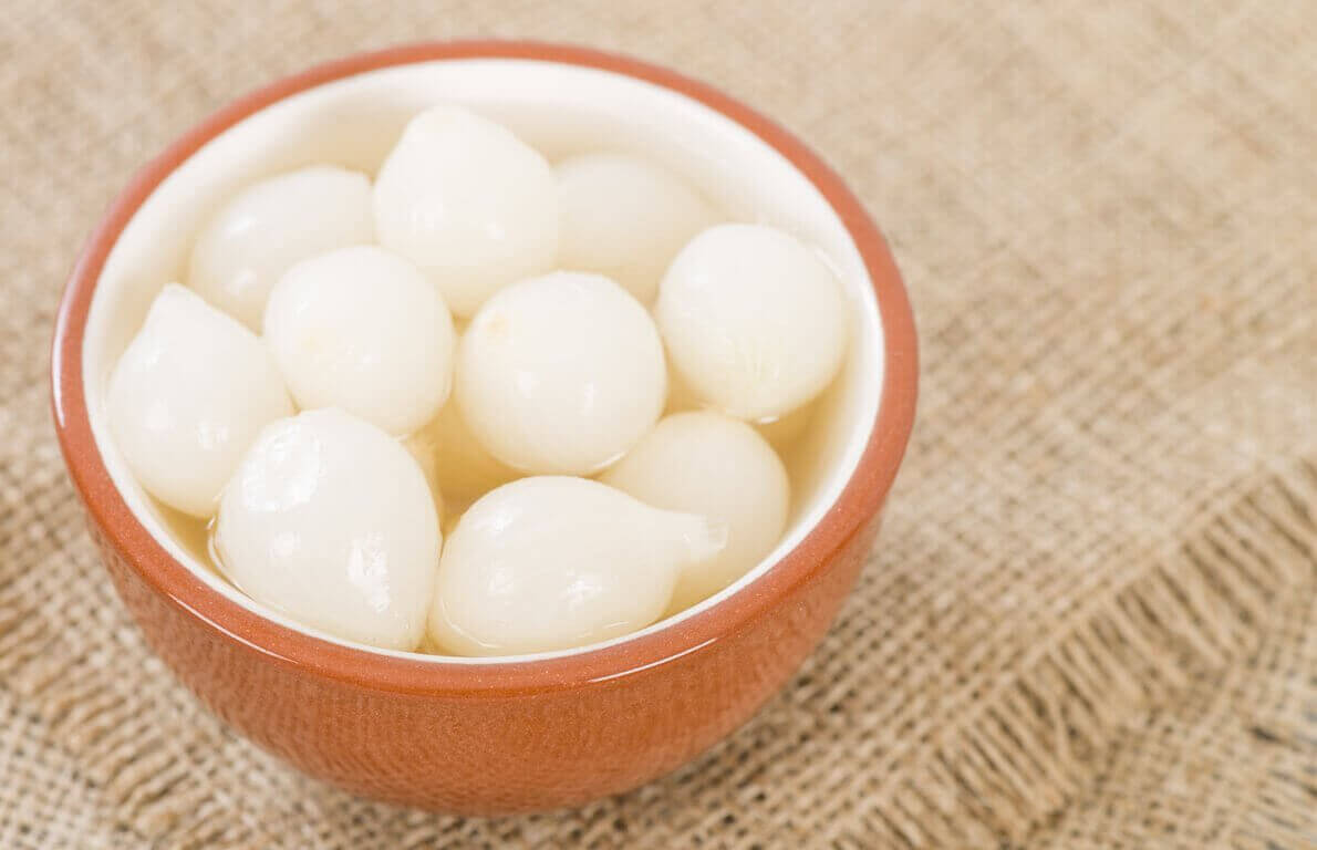 Приготування ліків з білого оцту та цибулі