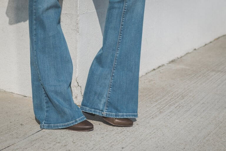 як правильно носити джинси-кльош