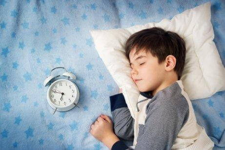чому дітям не можна пізно лягати спати