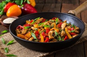 Рецепт смачного рагу з овочами та курятиною