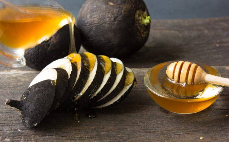 Редька з медом для висвітлення плям на руках