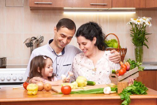 родина готує вечерю
