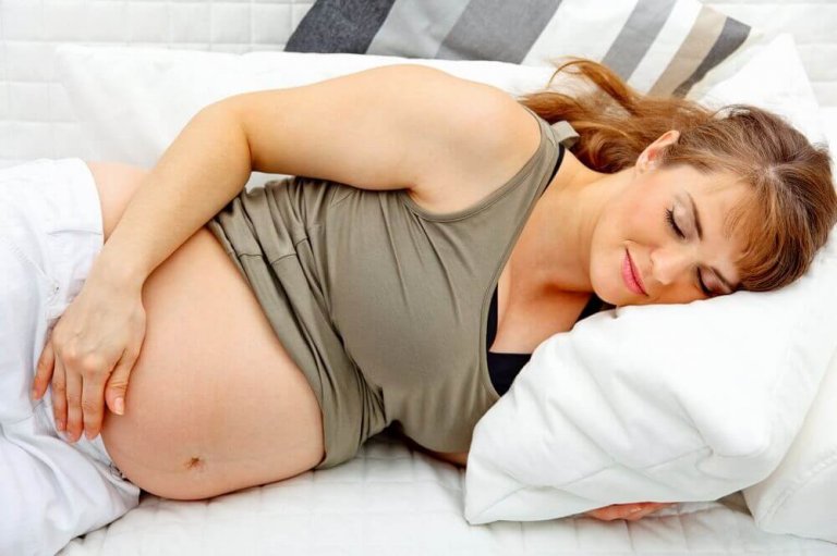 Сон на боці зменшує ризик загибелі плоду в утробі