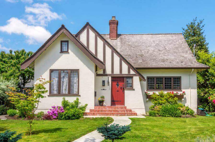 газон, щоб прикрасити вхід у будинок