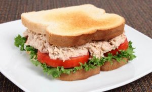 Як приготувати смачний сендвіч із тунцем