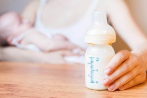 Чи треба будити немовля для годування?