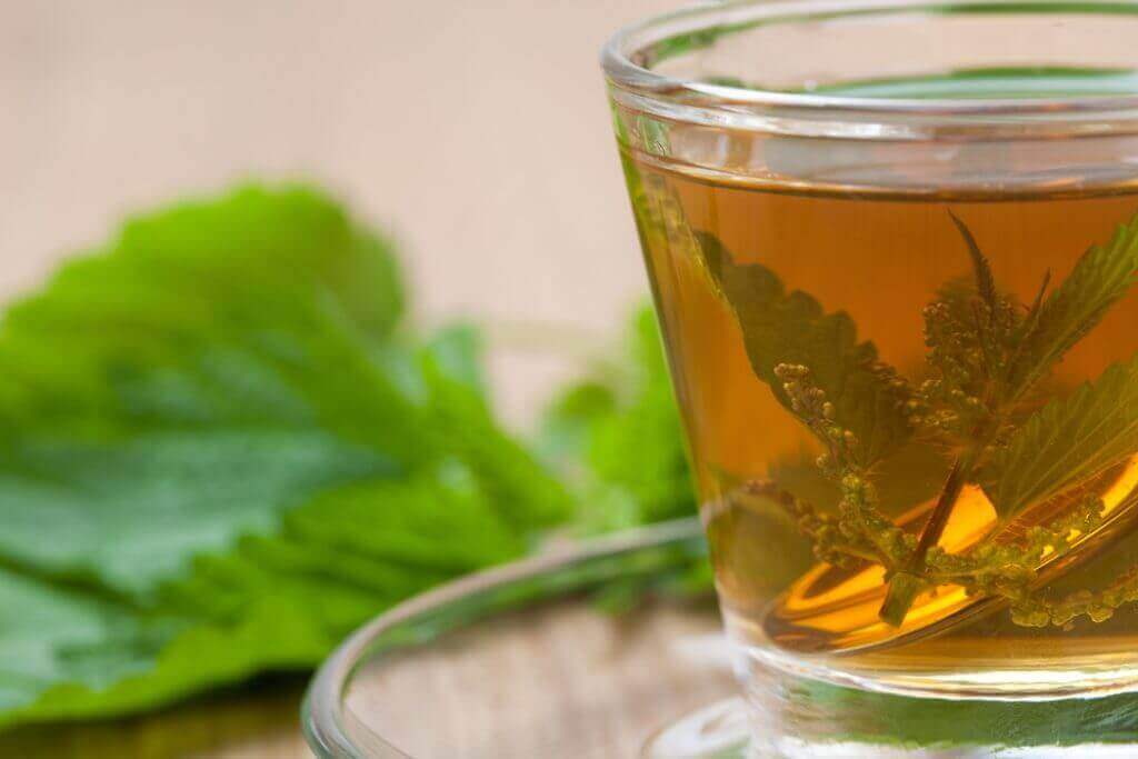 чай з кропиви для полегшення алергії