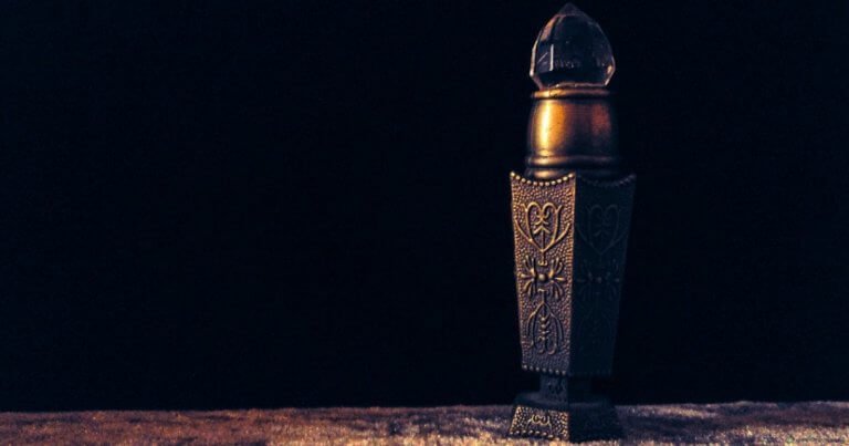 пляшки від парфумів як прикраси