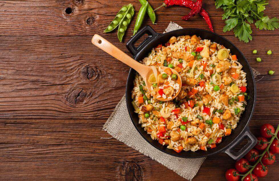 Неймовірно смачний рис з куркою та овочами