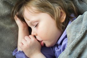 Як відучити дитину смоктати палець: 4 поради