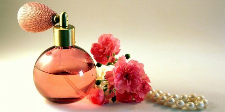пляшки від парфумів можна використати як вази для квітів