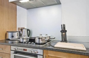 6 натуральних продуктів для видалення жиру зі стільниць