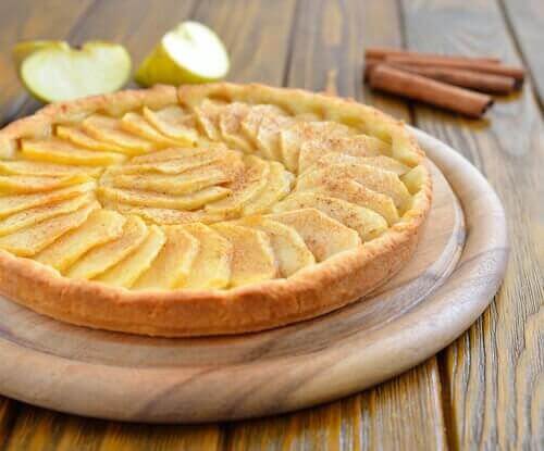 простий домашній яблучний пиріг