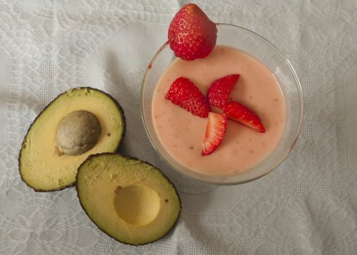 сніданки для хворих на фіброміалгію: авокадо та ягоди