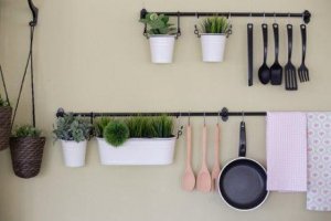 4 дешеві способи зробити кухонні полиці
