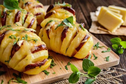 Смачна картопля, фарширована ковбасками та сиром