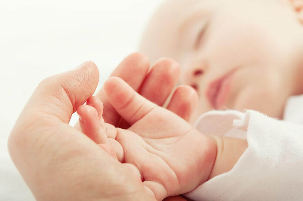 чому виникає пітниця у немовлят