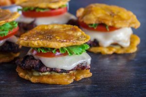 Дізнайтеся, як зробити смачні патакони (смажені плантани)