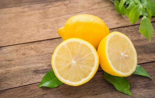 як освітлити пахви за допомогою лимона