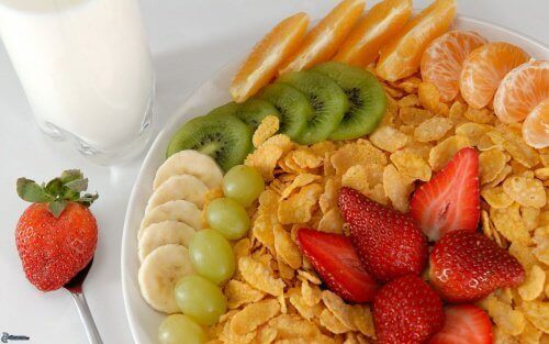 Чому корисно їсти фрукти на сніданок