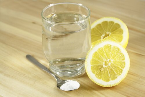 харчова сода з лимоном для зменшення болю в животі