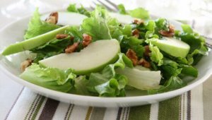 Смачний салат з зеленим яблуком і селерою