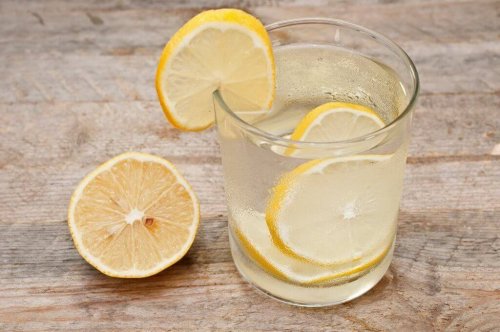 вода з лимоном усуває гастроезофагеальний рефлюкс