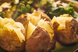 Рецепти смачних страв із запеченою картоплею