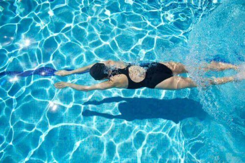 як навчитися плавати в басейні