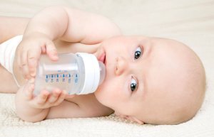 Метод Кассінг: як годувати малюка з пляшечки без ризику для лактації
