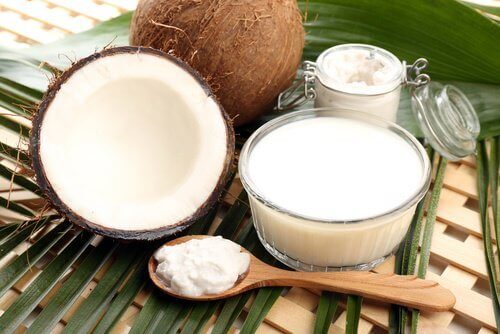 кокосове молоко, щоб вирівняти волосся