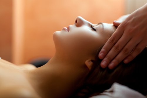 масаж усуває головний біль без ліків