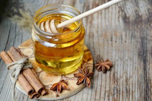 мед і кориця для лікування неприємного запаху з рота