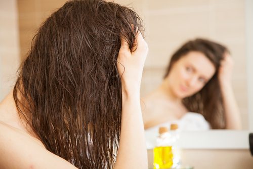 оливкова олія допомагає зволожити сухе волосся