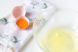 Дивовижні переваги яєчних білків для вашої шкіри